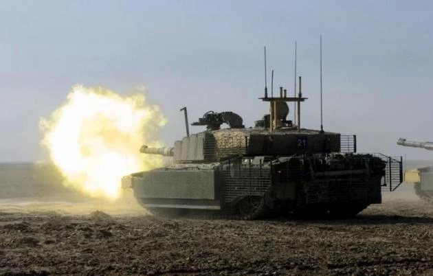 Μήνυμα του ΝΑΤΟ στον Πούτιν: «Όταν το Challenger 2 πυροβολεί, η γη τρέμει» (βίντεο)